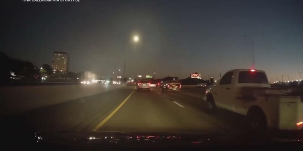 Unsecured Mattress Flies Off Truck on Texas Highway, Nearly Hits Driver on Interstate (1)