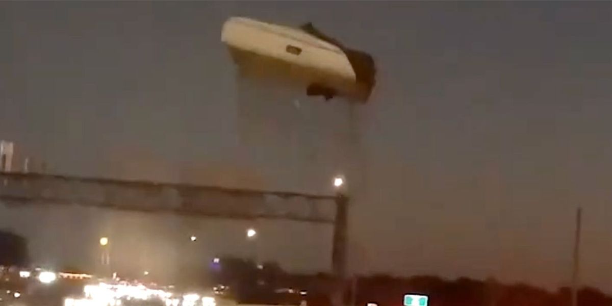 Unsecured Mattress Flies Off Truck on Texas Highway, Nearly Hits Driver on Interstate